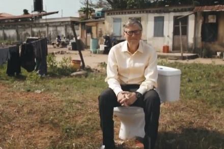 Билл Гейтс представил работающий без воды туалет
