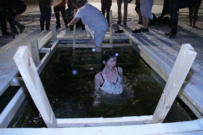 Как нижегородцы праздновали Крещение: большой фоторепортаж - фото 11