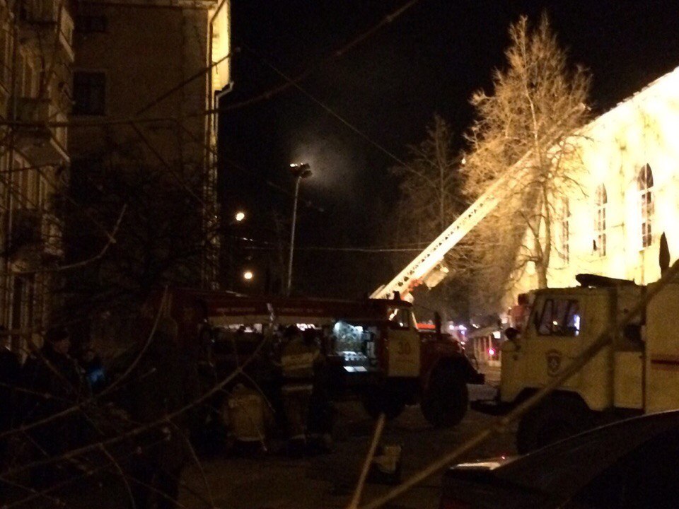 Открытое горение во Дворце культуры имени Орджоникидзе ликвидировали спустя пять часов (ФОТО и ВИДЕО) - фото 2