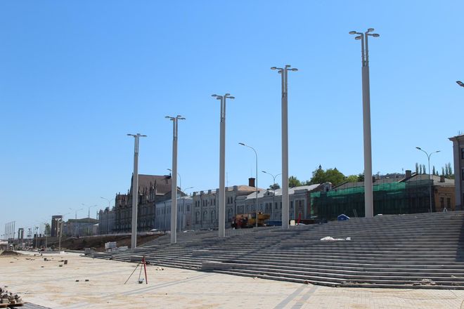 За синим забором: реконструкция Нижне-Волжской набережной близится к завершению (ФОТО) - фото 25