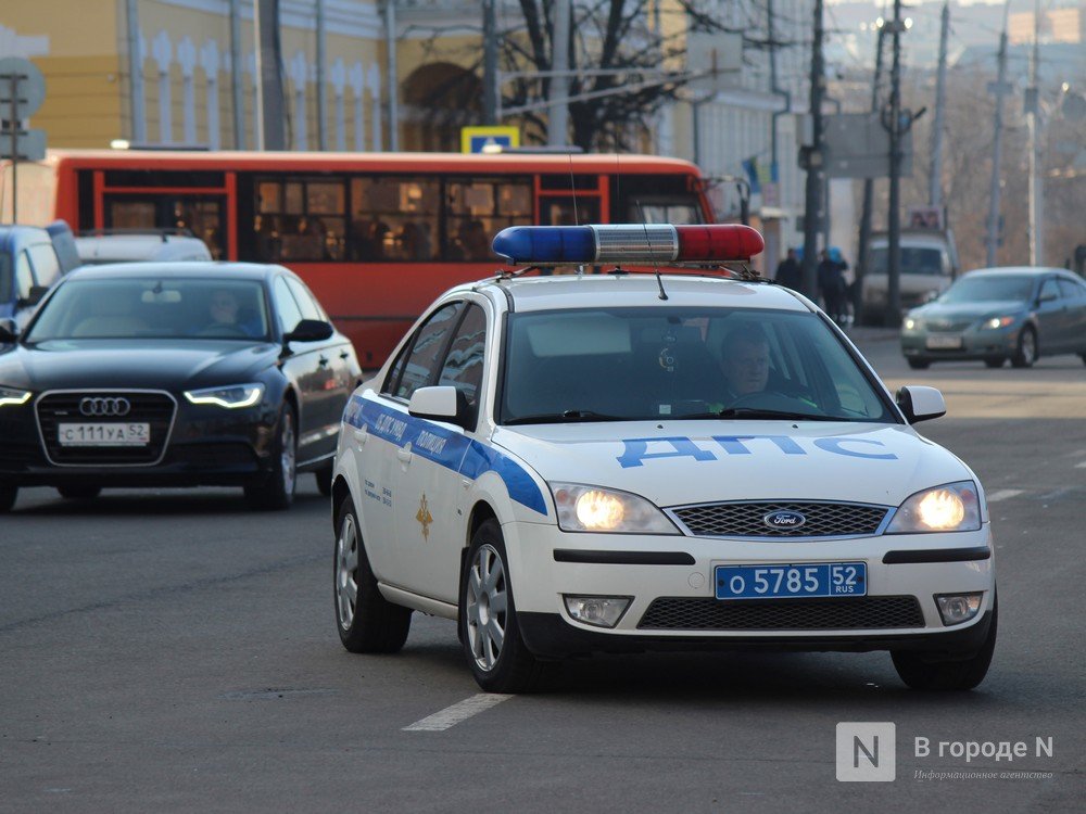 Девушки-полицейские поздравили нижегородских водителей с Днем защитника Отечества - фото 5