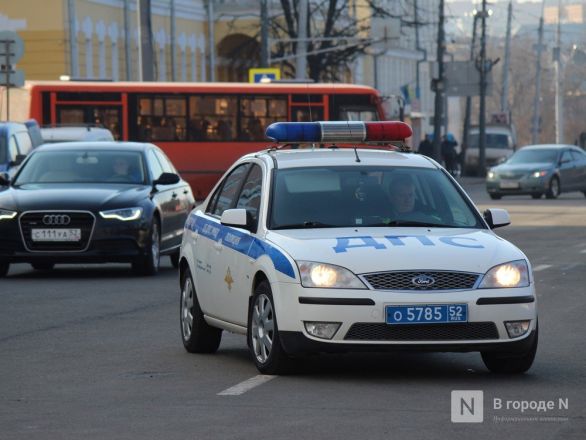 Девушки-полицейские поздравили нижегородских водителей с Днем защитника Отечества - фото 8