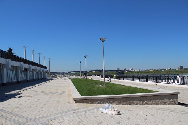 За синим забором: реконструкция Нижне-Волжской набережной близится к завершению (ФОТО) - фото 20