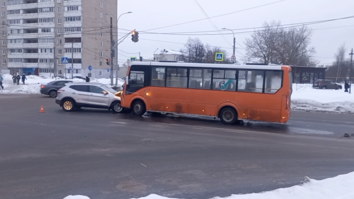 Автобус попал в ДТП в Нижнем Новгороде: есть пострадавшие  - фото 1