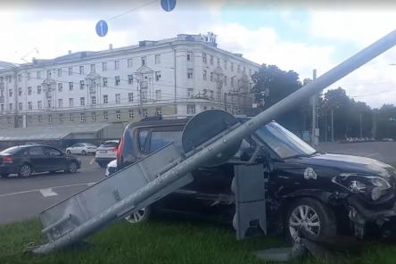 Две легковушки столкнулись на площади Лядова в Нижнем Новгороде