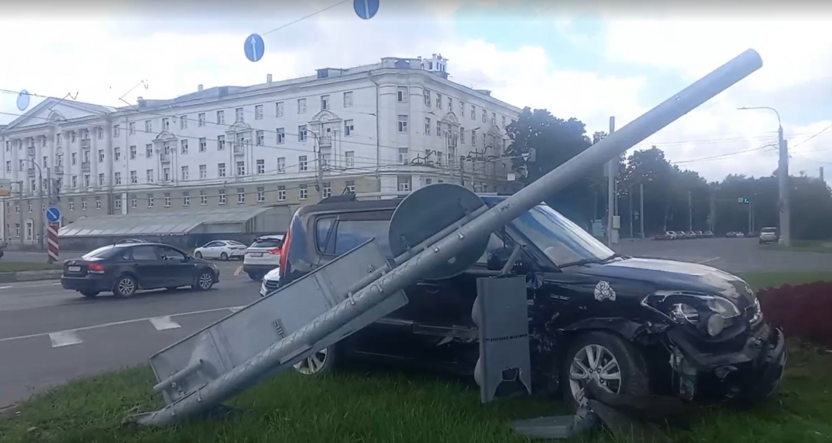 Две легковушки столкнулись на площади Лядова в Нижнем Новгороде - фото 1