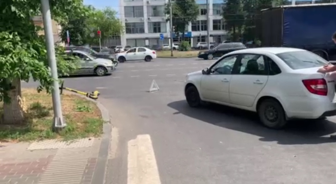 Таксист сбил самокатчицу на пешеходном переходе на проспекте Гагарина