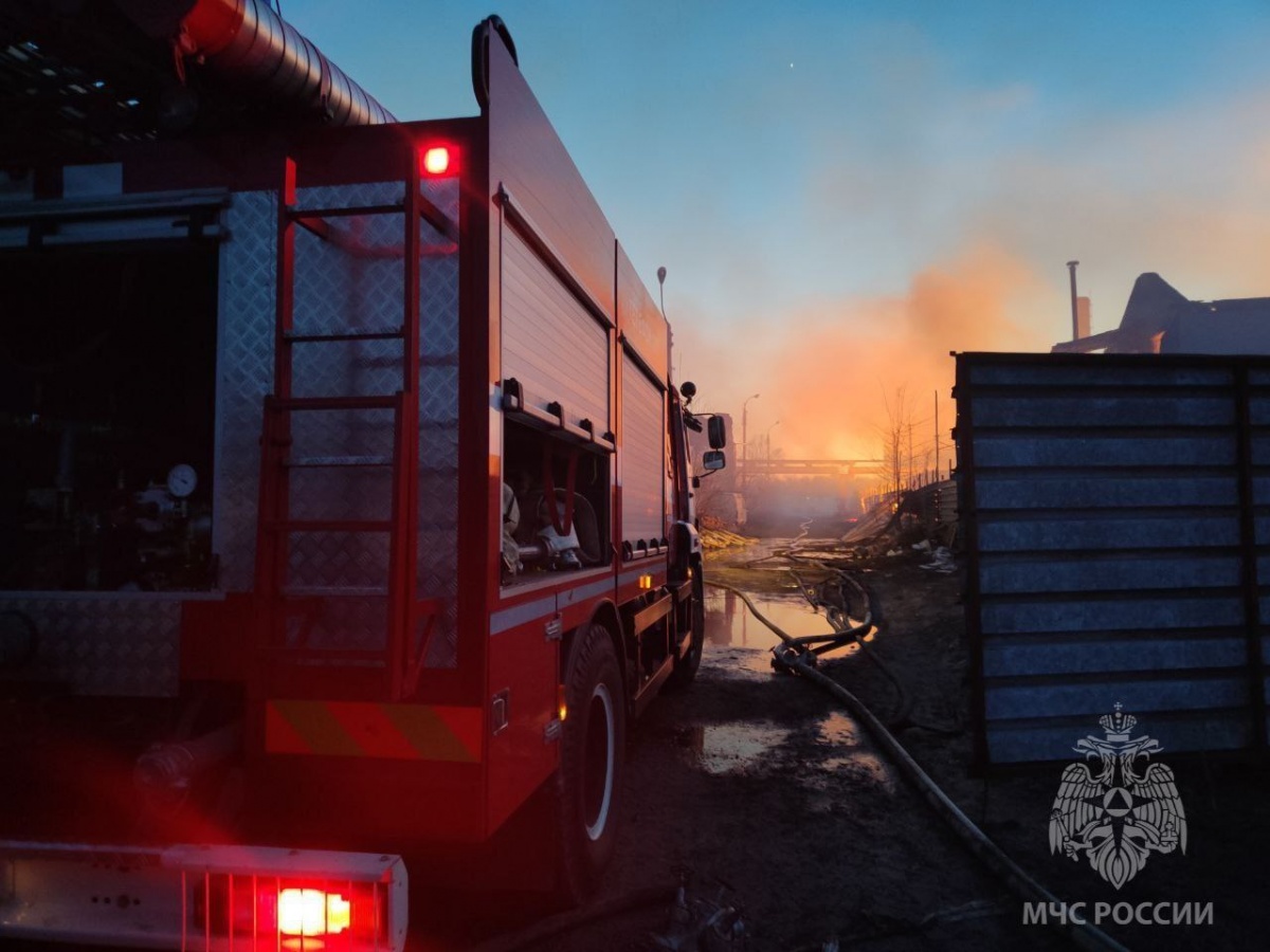 Пожар на заводе в Дзержинске, где горели паллеты, локализован на площади в 2500 квадратных метров - фото 1