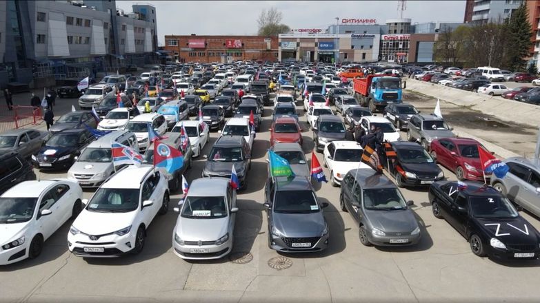 300 машин приняли участие в автопробеге в поддержку российской армии в Нижегородской области - фото 1