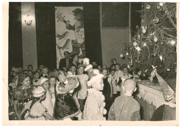 Дети рабочих и служащих города на новогодней елке 2 января 1959 года / госкаталог.рф От XIX века до советских времен: как раньше отмечали Новый год в Нижнем Новгороде — фото - фото 26