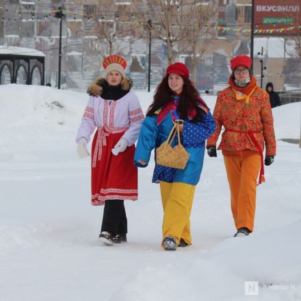 С блинами и в сугробах: как прошла Масленица в Нижнем Новгороде — фоторепортаж - фото 105