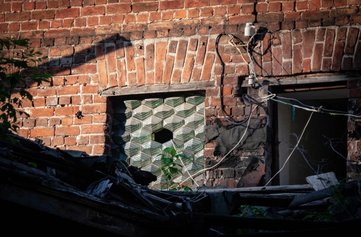 Окно из стеклянных кирпичей нашли на улице Максима Горького в Нижнем Новгороде - фото 1
