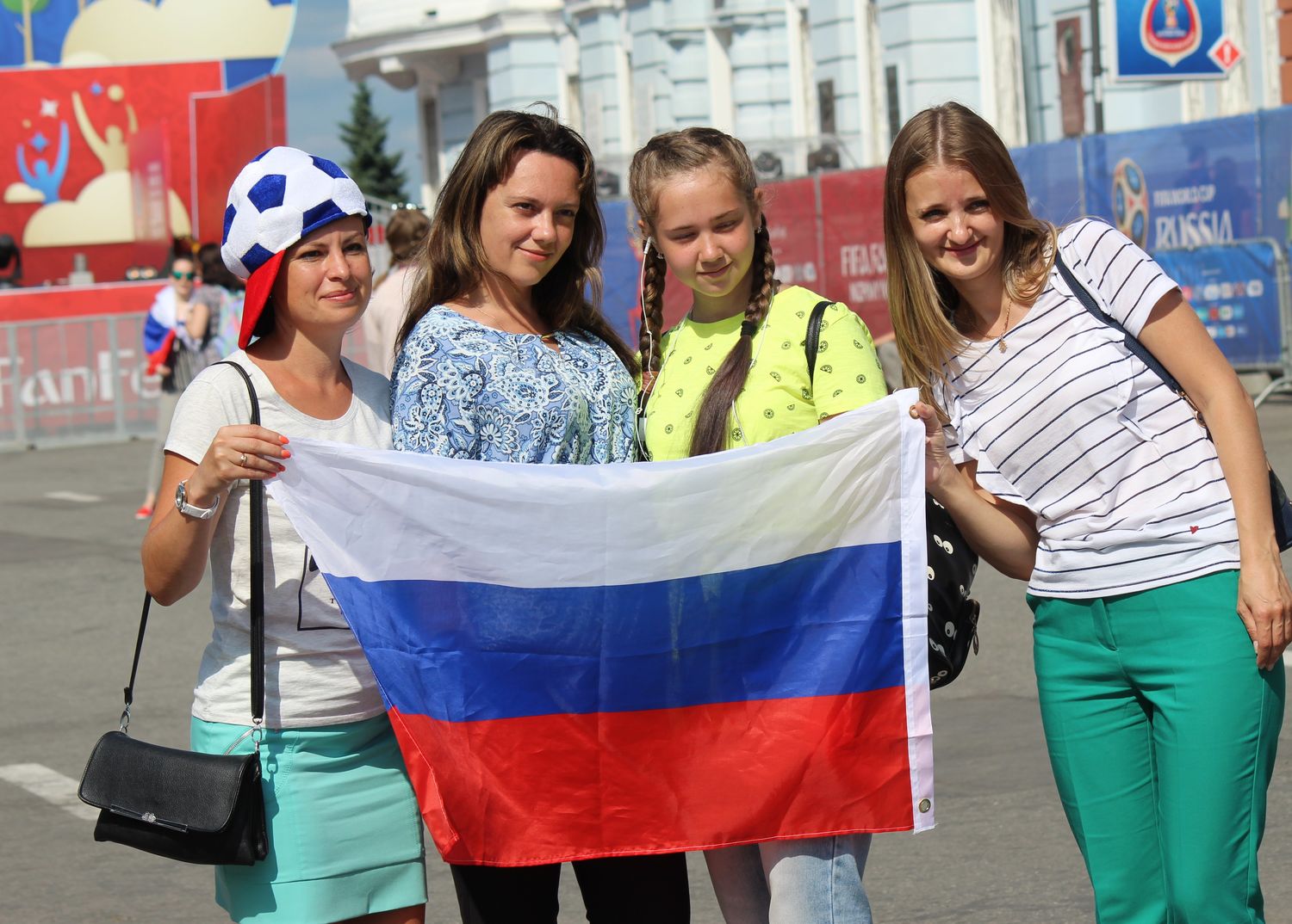 Гордость за Россию и горечь поражения: настроение болельщиков в Нижнем Новгороде (ФОТО) - фото 3
