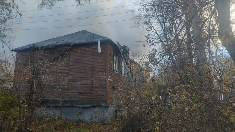 Двухэтажный деревянный дом загорелся в Ленинском районе - фото 4