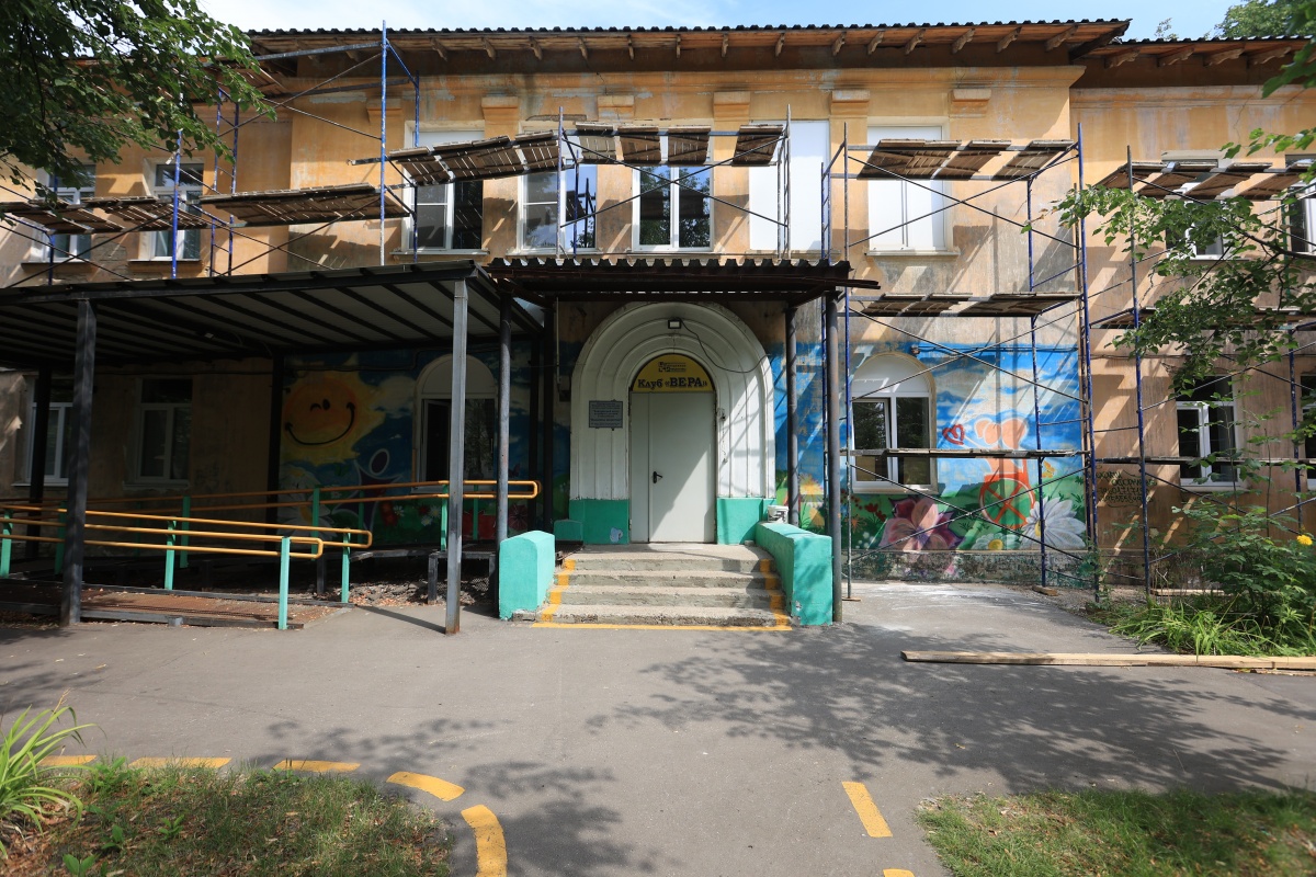 Фасад здания клуба инвалидов «Вера» в Дзержинске оштукатурят и покрасят
