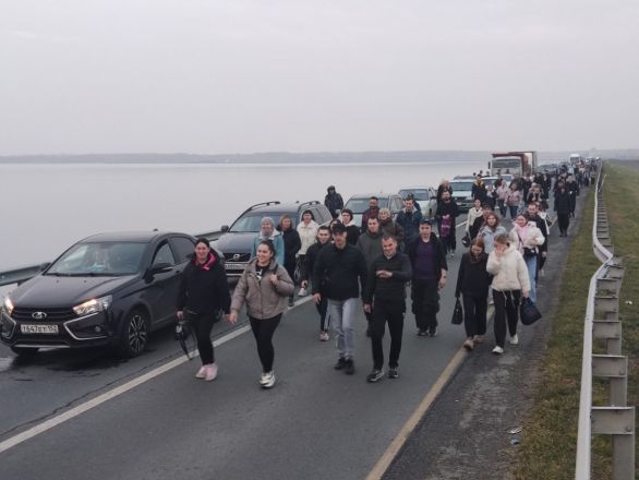 Огромная пробка образовалась на дамбе в Городце из-за застрявшей бетономешалки - фото 2