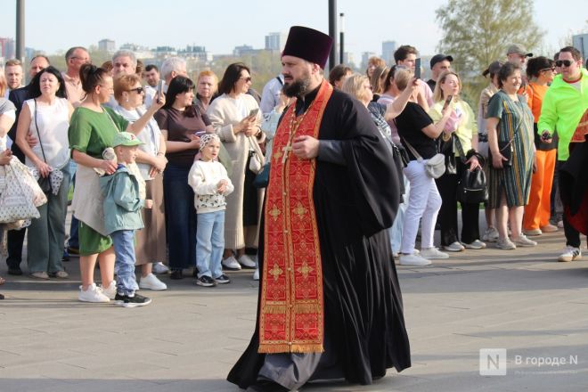 Фоторепортаж: как прошел пасхальный крестный ход в Нижнем Новгороде - фото 8