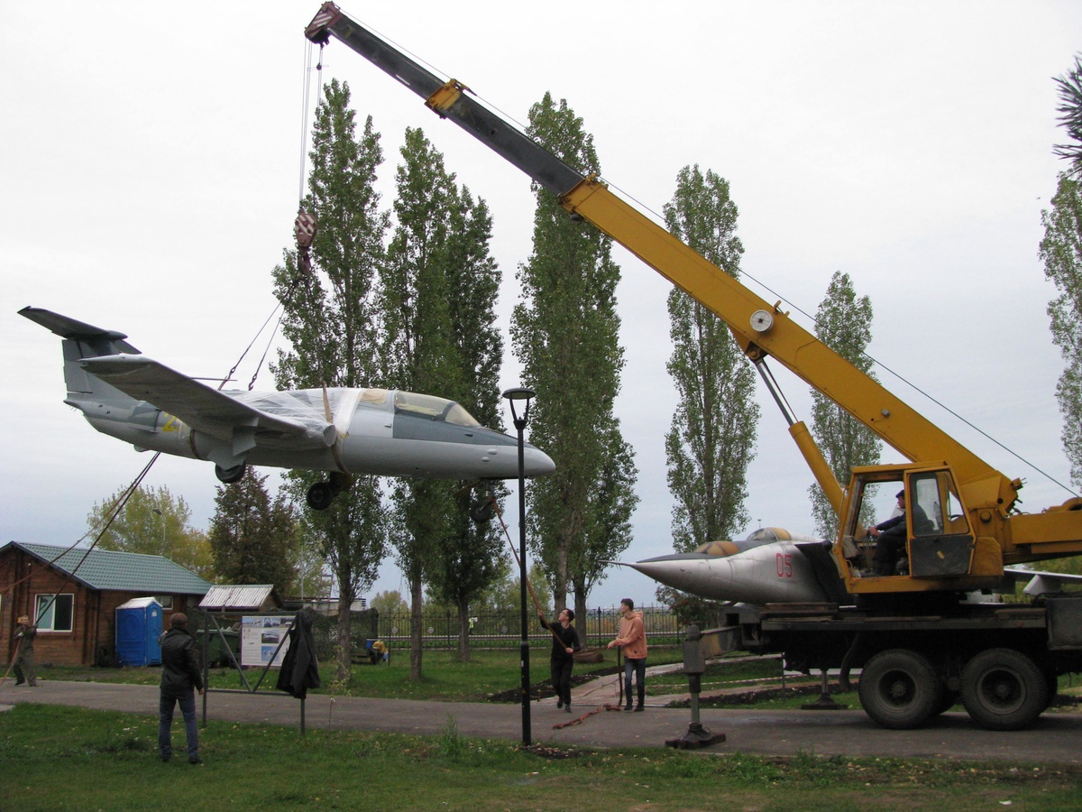 Студенты-авиастроители отреставрировали самолет Л-29 в нижегородском Парке Победы - фото 1