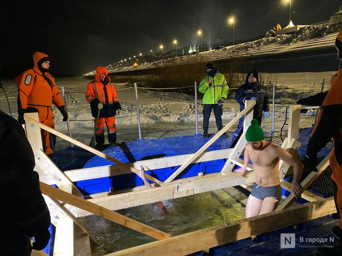 Крещенские купания прошли в Нижнем Новгороде в ночь на 19 января - фото 1