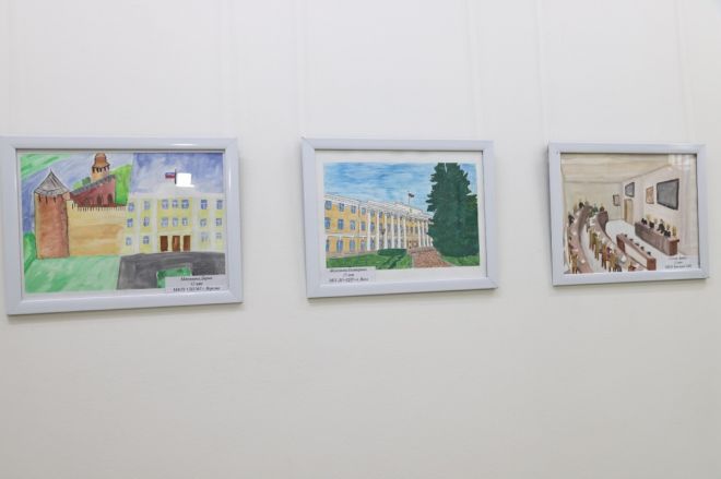 Выставка рисунков &laquo;Работа депутата глазами юного художника&raquo; открылась в региональном парламенте - фото 2