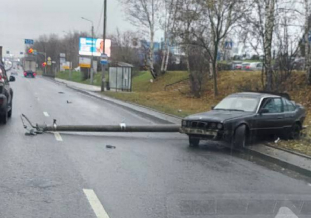 Огромная пробка сковала улицу Ларина в Нижнем Новгороде из-за ДТП  - фото 1
