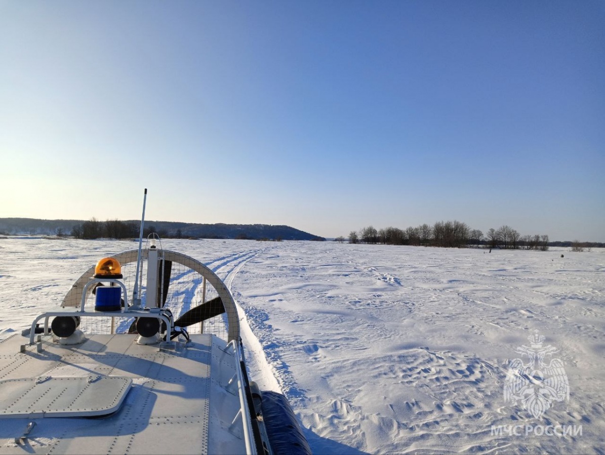 Рыбаки застряли в акватории Волги в Нижегородской области из-за метели - фото 1