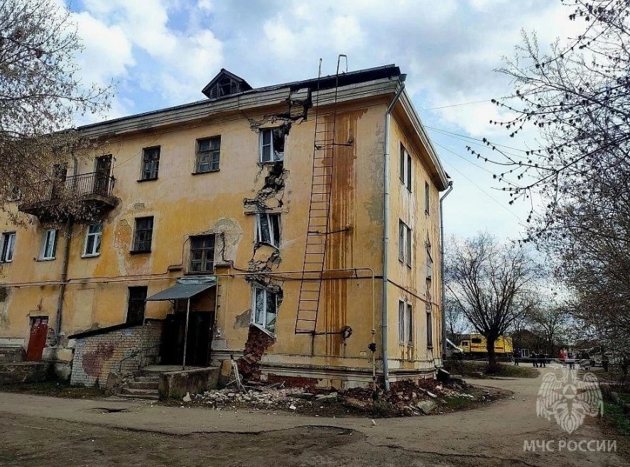 Многоквартирный дом треснул в Нижегородской области: есть угроза обрушения - фото 1