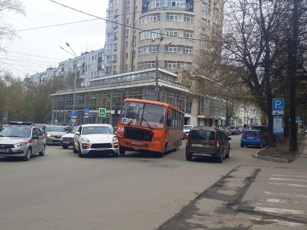 Иномарка столкнулась с маршруткой на улице Максима Горького в Нижнем  Новгороде