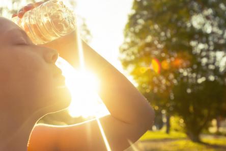 Соленая вода и кислородные коктейли: советы Роспотребнадзора на случай жары