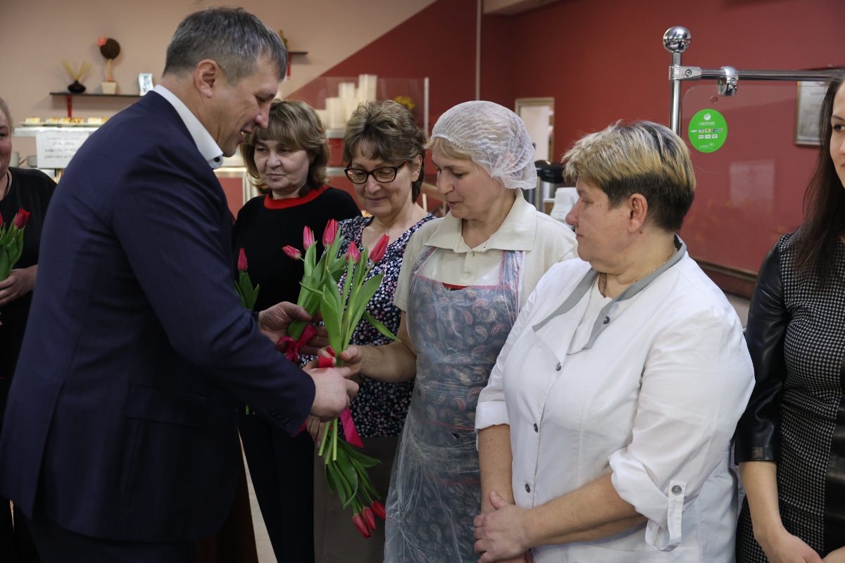 Мэр Дзержинска поздравил с 8 марта сотрудниц Комбината питания - фото 1