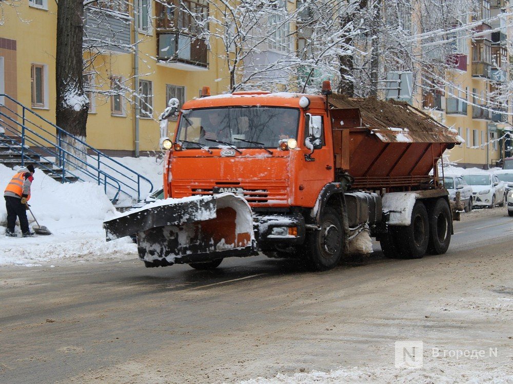 Более 600 тонн пескосоляной смеси высыпали на нижегородские дороги за ночь  - фото 1