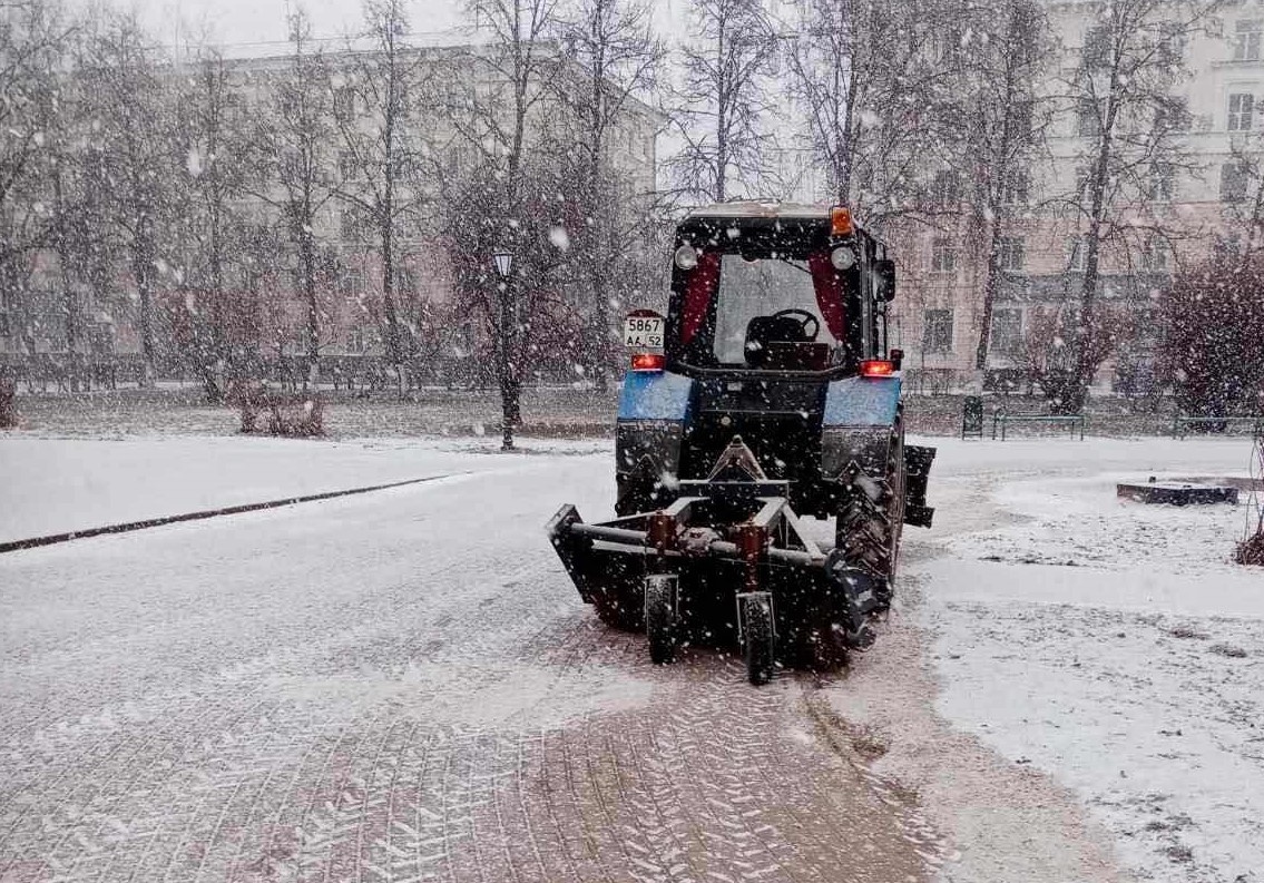 Магистрали Нижнего Новгорода очистили от снега и обработали против гололеда