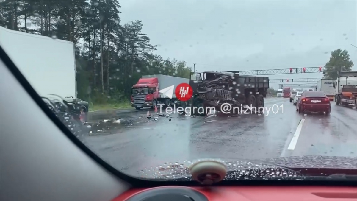 Большегруз и военный грузовик столкнулись в Нижегородской области - фото 1
