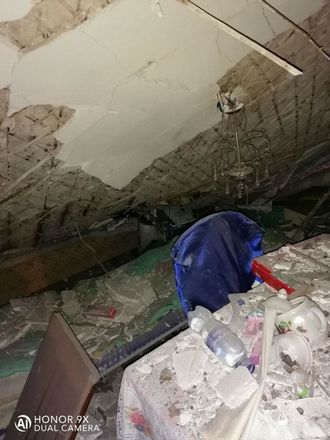 Потолок деревянного дома обрушился в Ленинском районе - фото 4