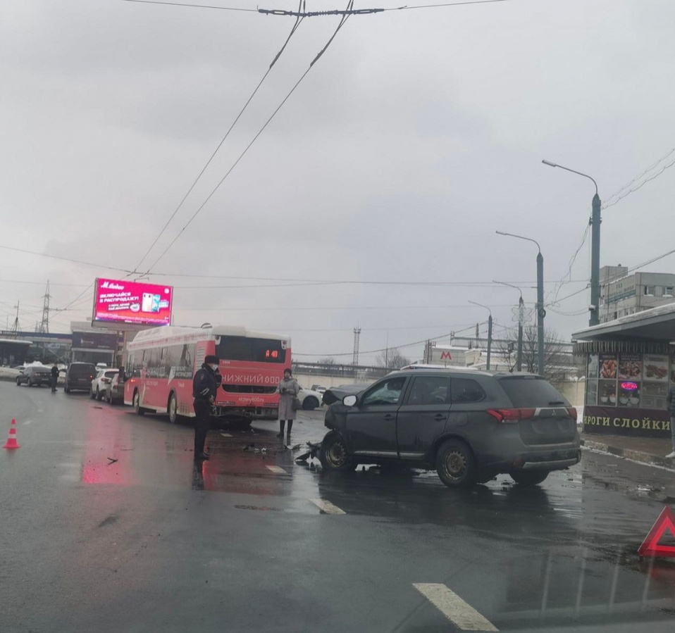Водитель внедорожника погиб в столкновении с автобусом в Автозаводском районе - фото 1