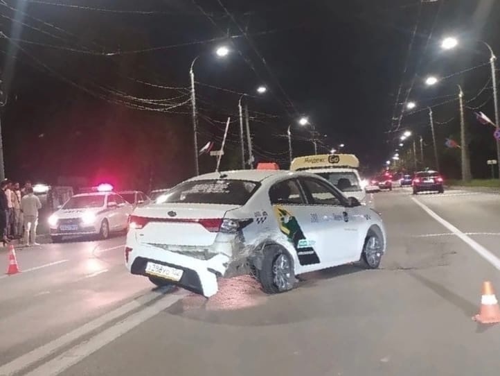 Таксист столкнулся с автомобилем каршеринга в Автозаводском районе - фото 1