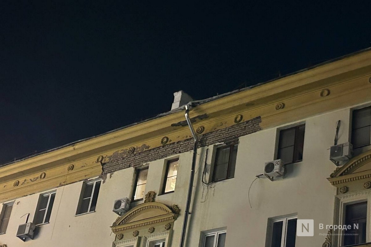УК оштрафуют из-за рухнувшего фасада дома на Покровке - фото 1