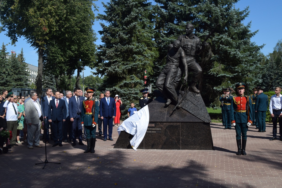 Памятник Герою России Анатолию Крупинову установили в Городце