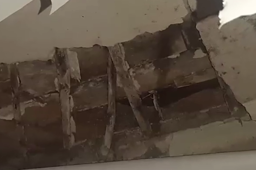 Потолок рухнул в квартире нижегородца - фото 1