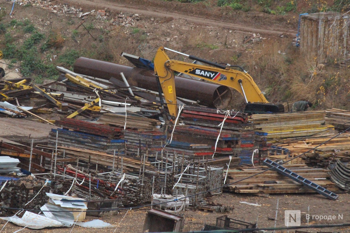 Сорванные сроки и тонна грязи: фоторепортаж со стройки террасного парка в Почаинском овраге - фото 2