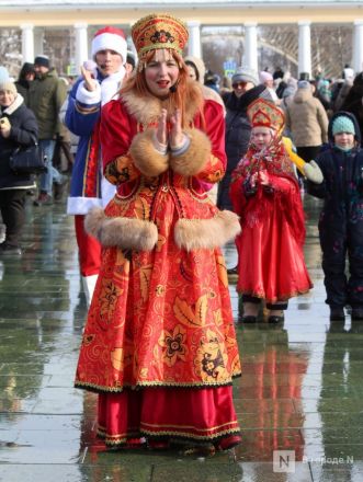 С блинами и в сугробах: как прошла Масленица в Нижнем Новгороде — фоторепортаж - фото 96