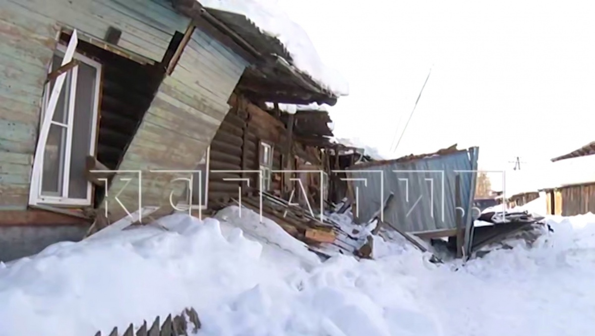 Крыша многоквартирного дома рухнула под тяжестью снега в Нижегородской области - фото 1