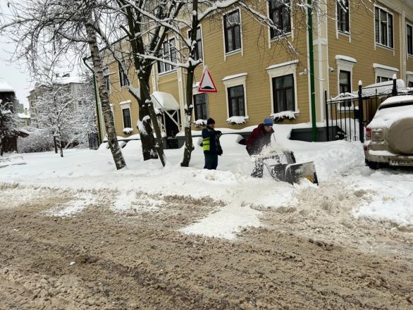 Утонули в сугробах: фоторепортаж с улиц Нижнего Новгорода после снежного апокалипсиса - фото 16