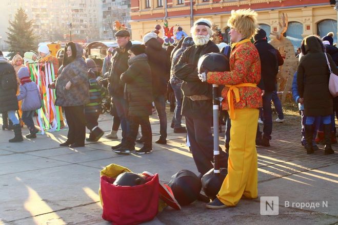 Фаер-шоу и казачьим хором проводили зиму на Нижегородской ярмарке - фото 5