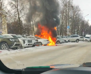 Две иномарки загорелись на парковке в Сарове - фото 1