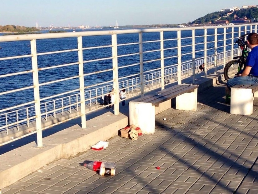 Нижегородцы жалуются на мусор на Волжской набережной - фото 1