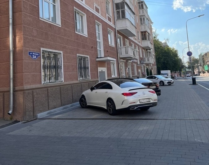 Более 900 протоколов составили на нижегородских водителей за парковку на улице Минина
