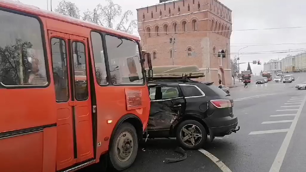 ПАЗ врезался в иномарку в центре Нижнего Новгорода: пострадали три человека - фото 1