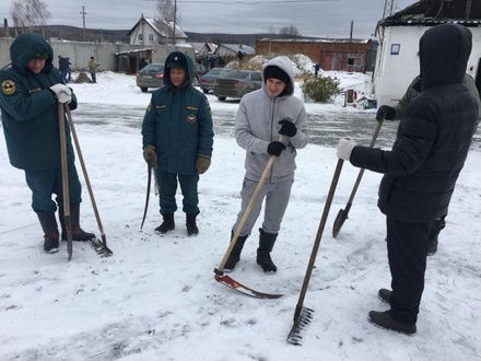 Сотрудников МЧС заставили косить снег перед приездом начальства
