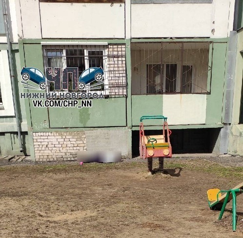 Женщина выпала из окна пятого этажа дома в Нижнем Новгороде - фото 1